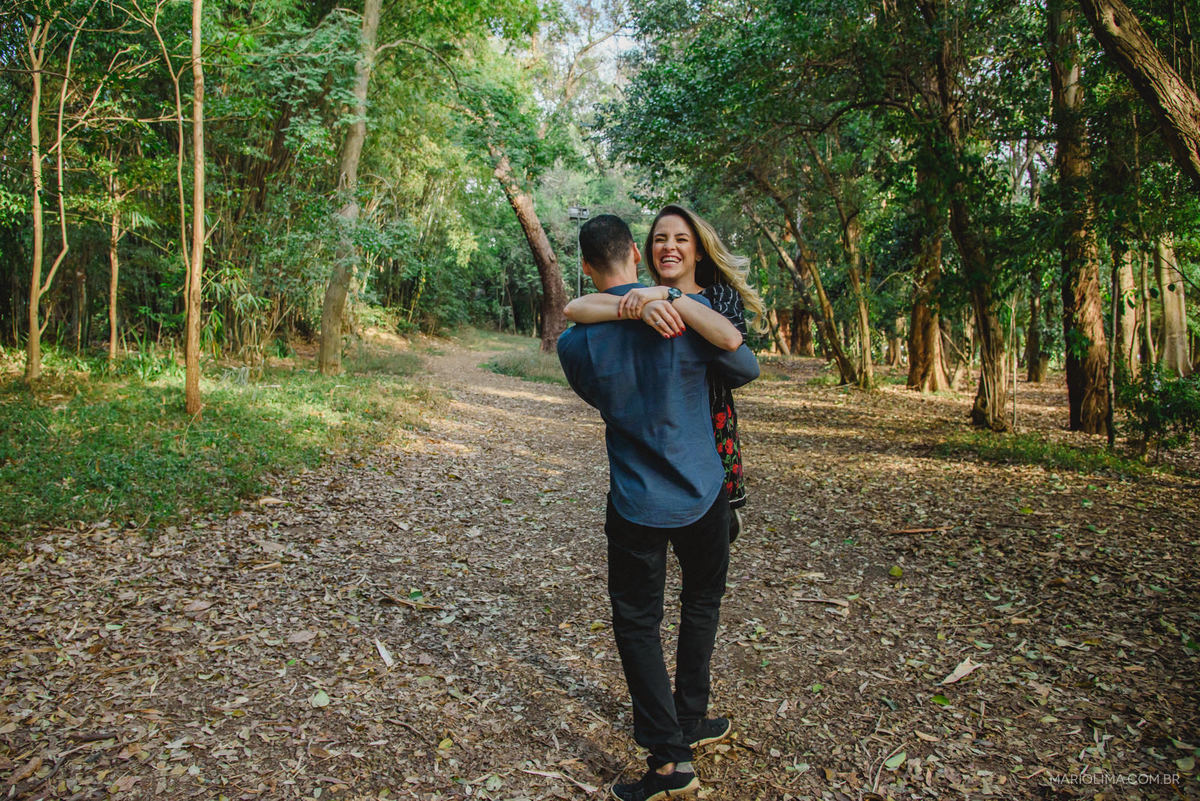 noivo rodando noiva em ensaio pré-casamento no parque da independencia sp