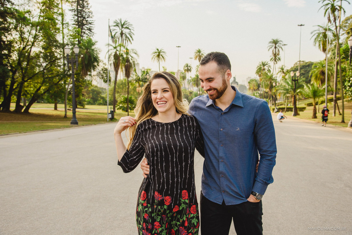 noivos se abraçando na sessão de fotos pré-casamento no parque da independencia sp
