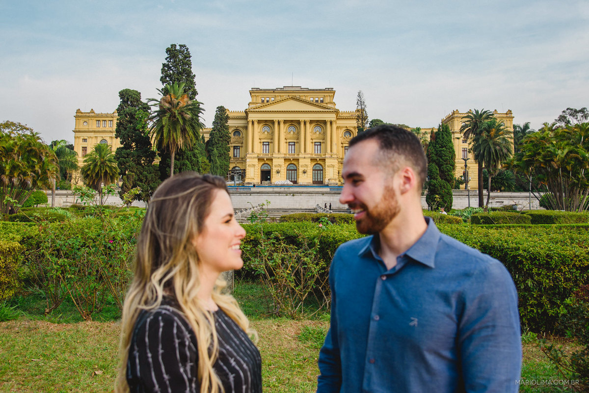 ensaio de noivos pré casamento em frente ao museu do ipiranga