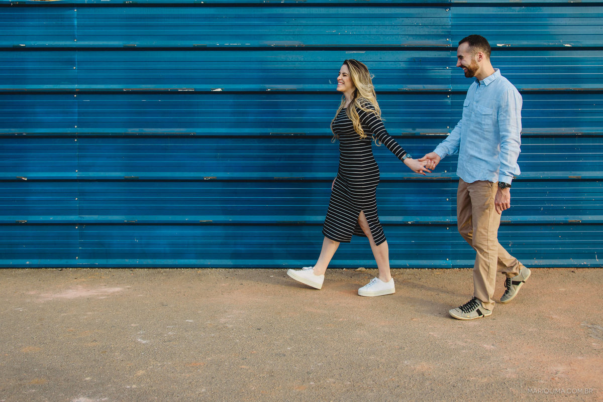 noivos caminhando de mãos dadas no ensaio pré casamento no museu do Ipiranga independencia sp