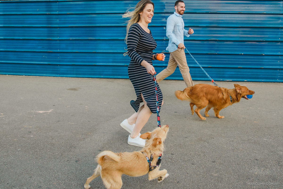 Ensaio pré-casamento no museu do ipiranga noivos caminhando com os cachorros