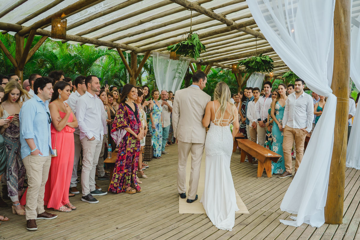 casamento na praia entrada da noiva por trás