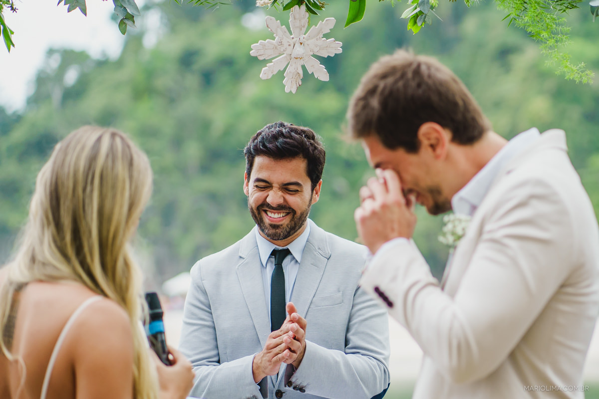 noivo emocionado ao ouvir os votos da noiva