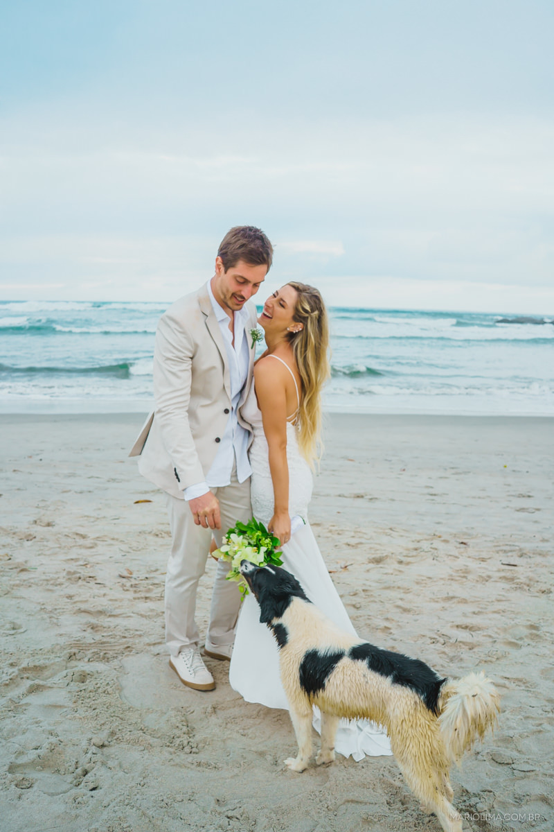 noivos na praia itamambuca