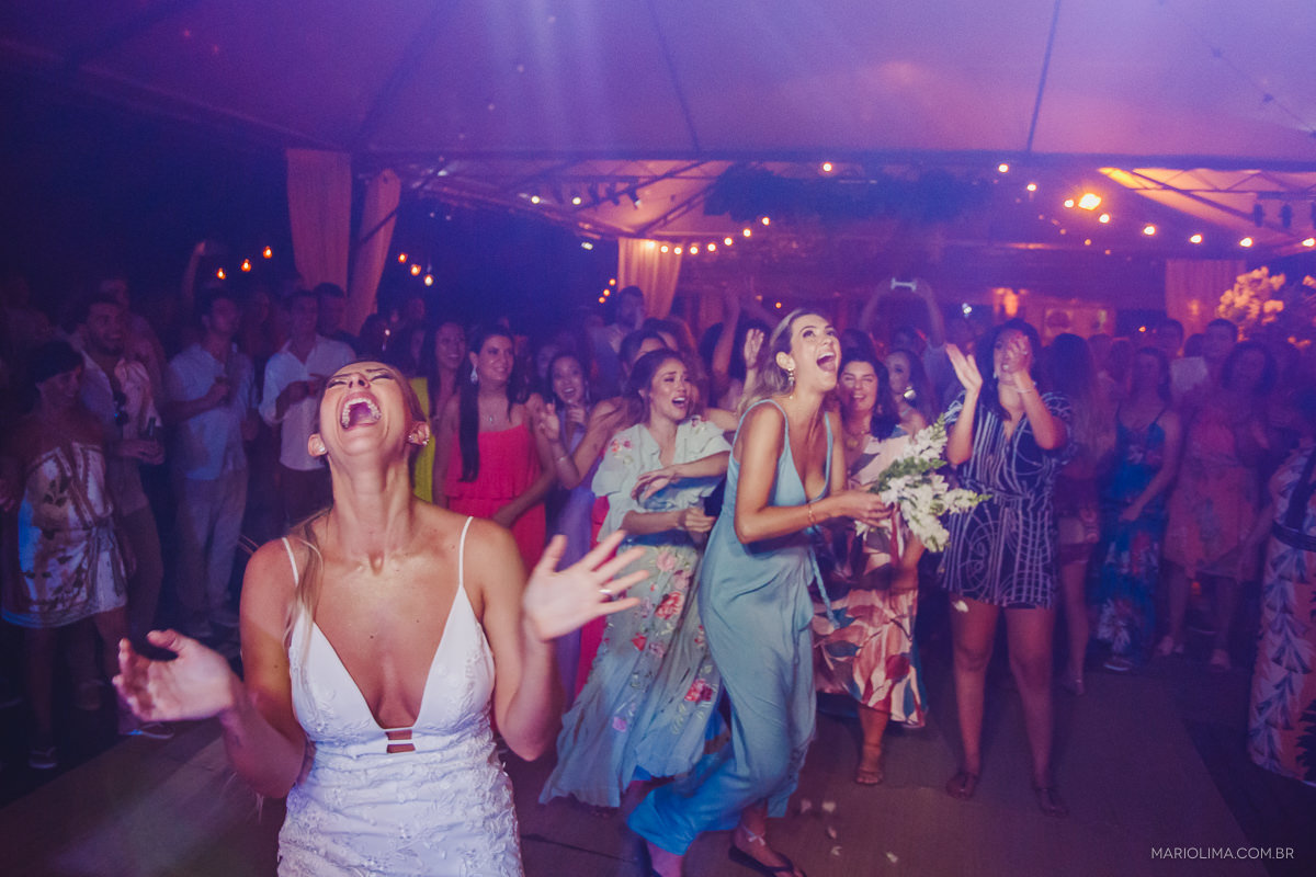 noiva gritando jogando o buquê