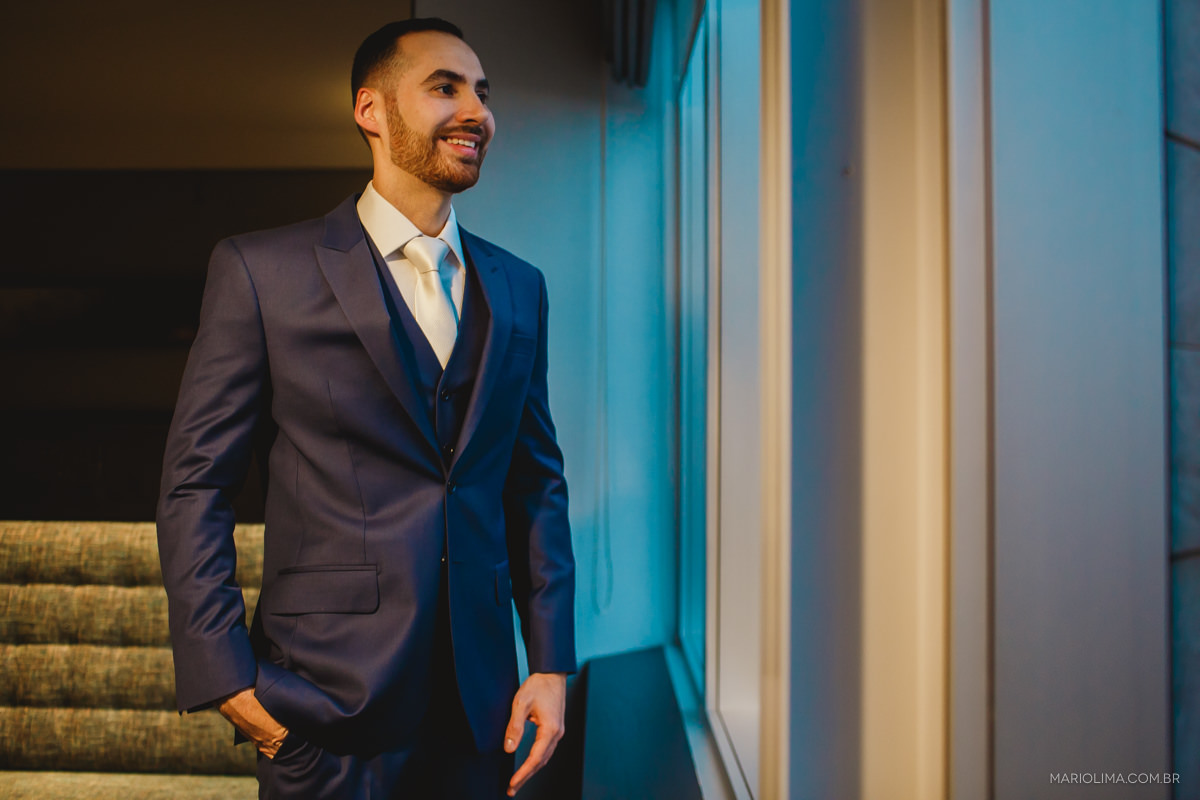 retrato do noivo com terno azul marinho