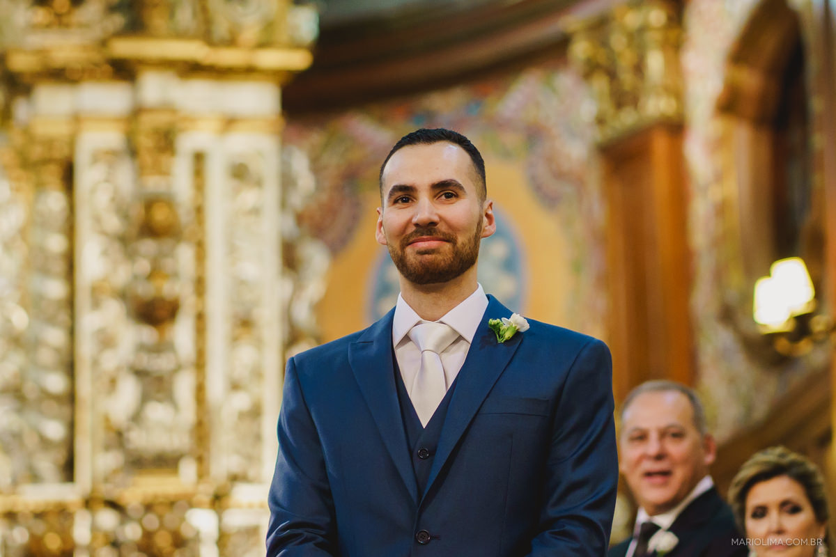 noiva sorrindo na entrada da noiva