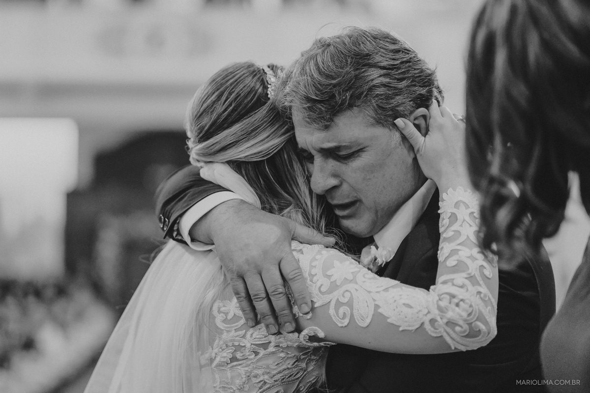 noiva abraçando o pai emocionado