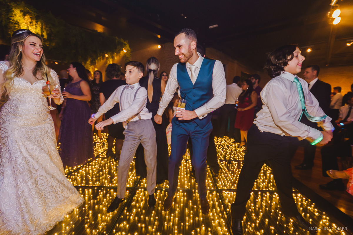 noivos dançando na pista