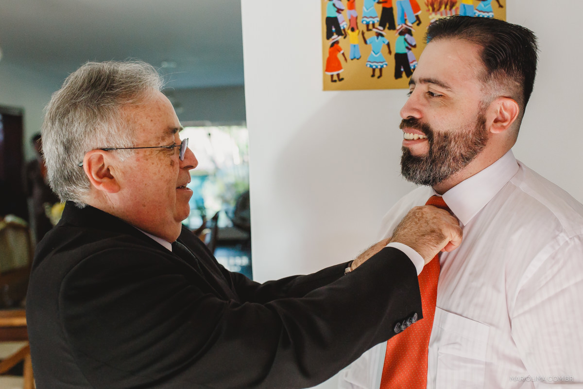 pai ajustando gravata do noivo