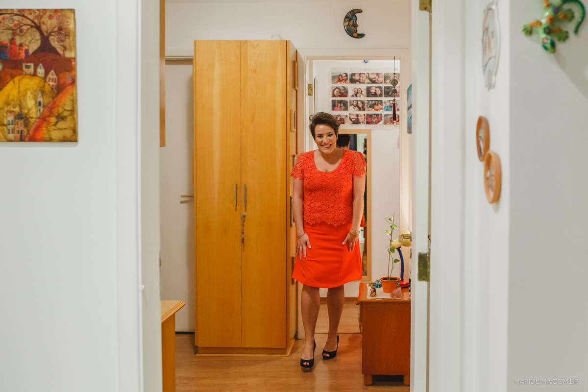 noiva usando vestido laranja