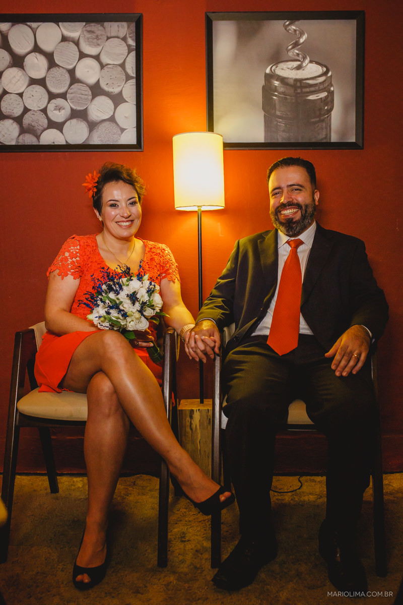 mini wedding em resurante ecully noivos sentados nas poltronas