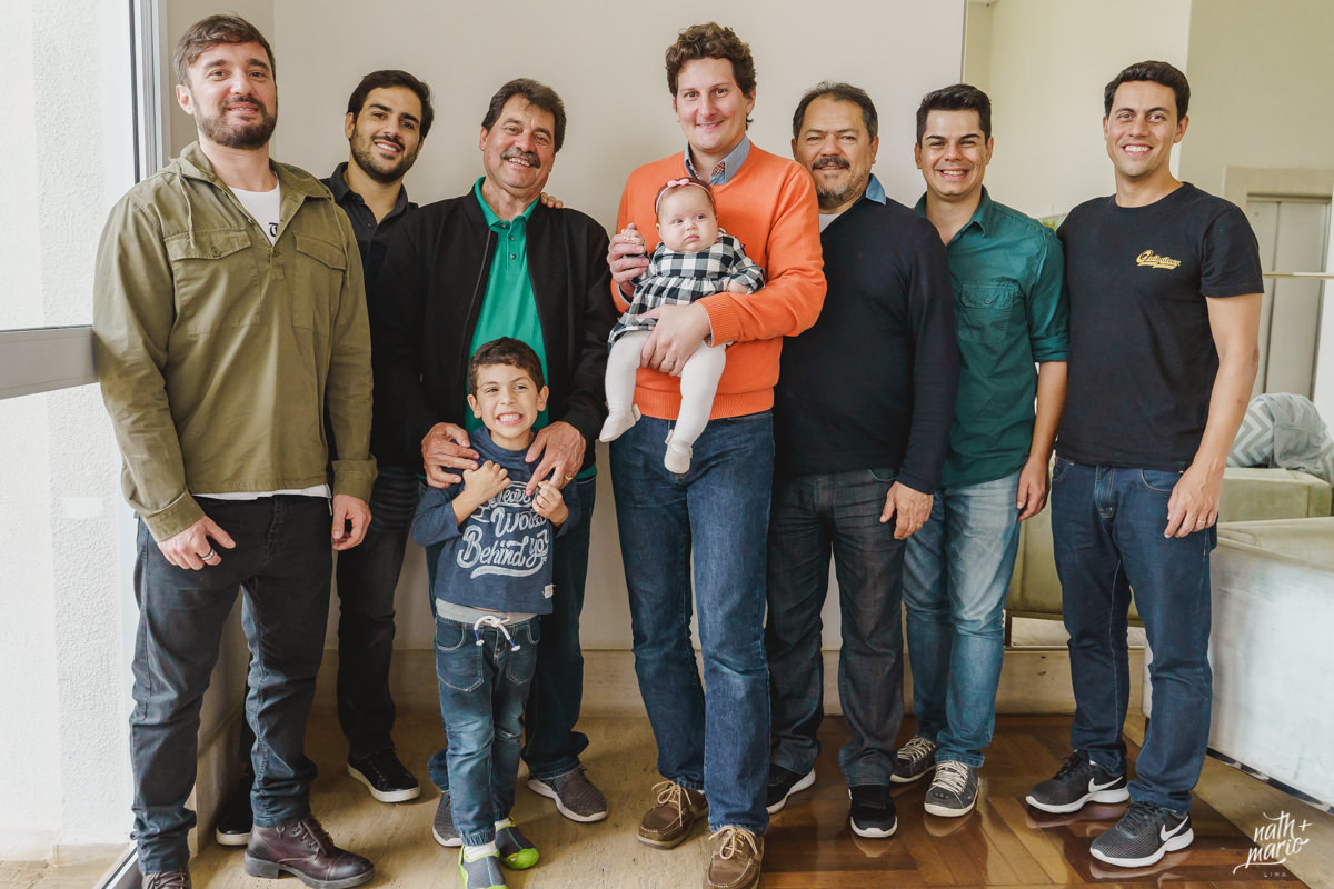 foto pousada dos homens da família com bebe no colo