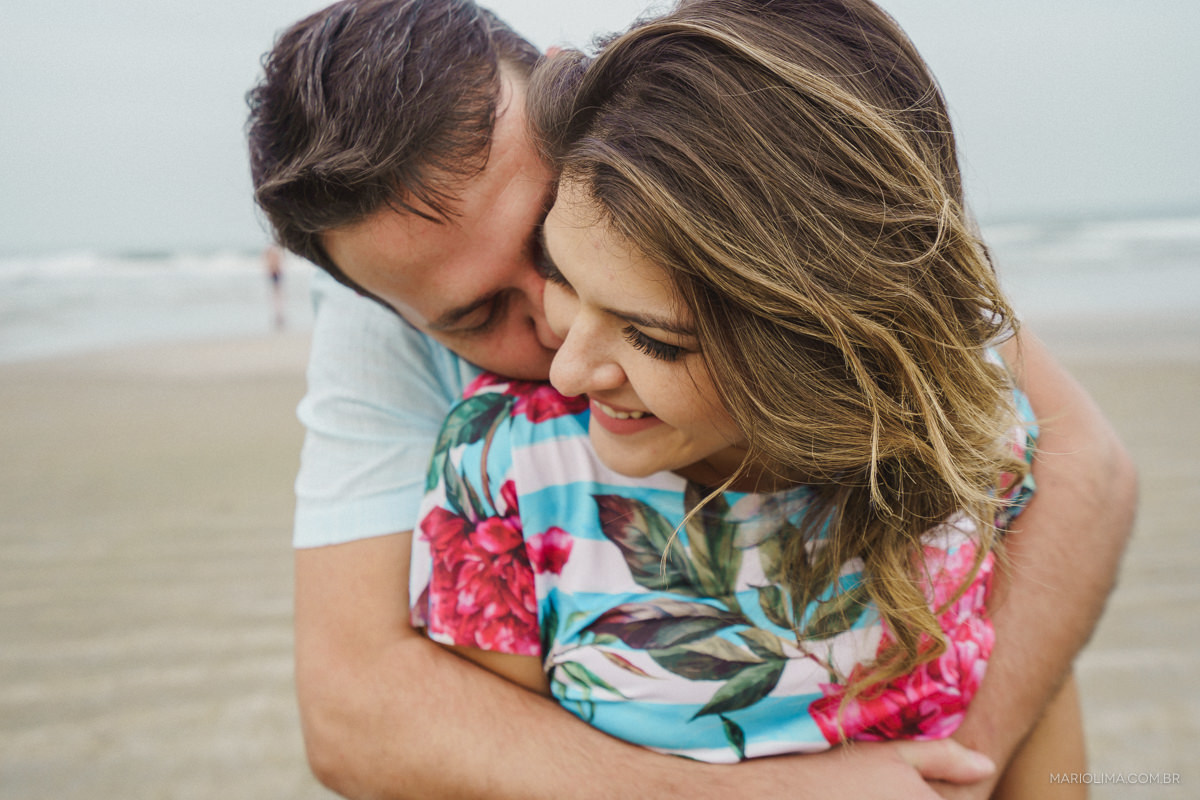 casal abraçado no ensaio pre casamento na praia