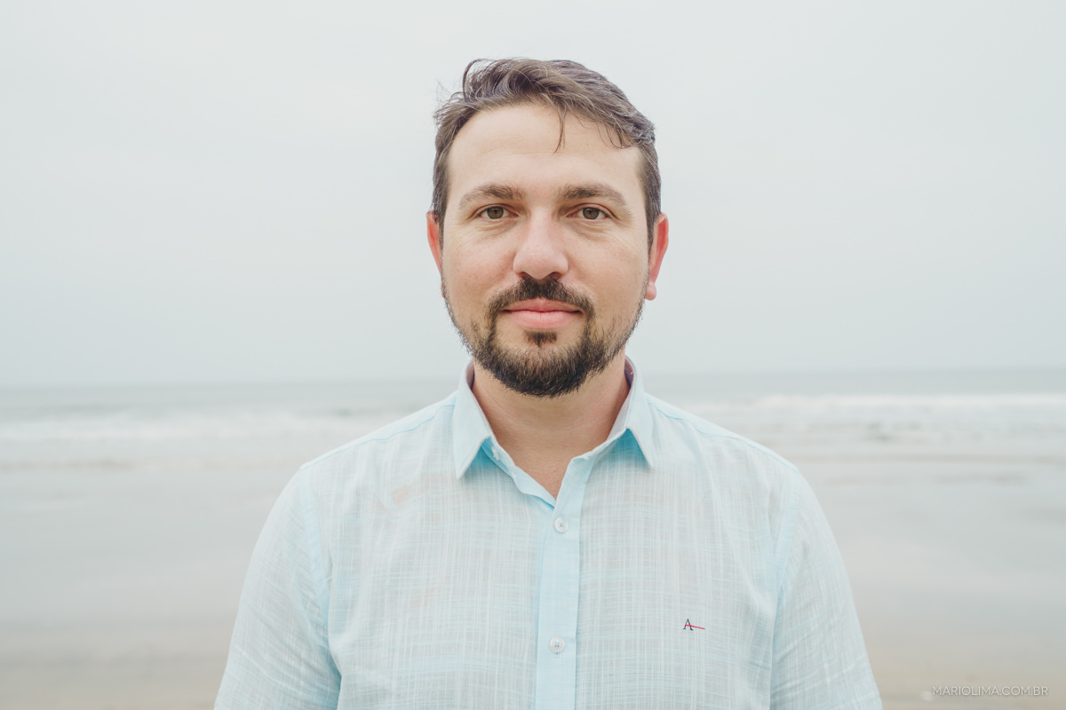 retrato do noivo no ensaio pre casamento na praia
