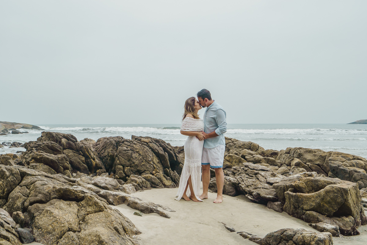 retrato de casal no ensaio pre casamento na praia