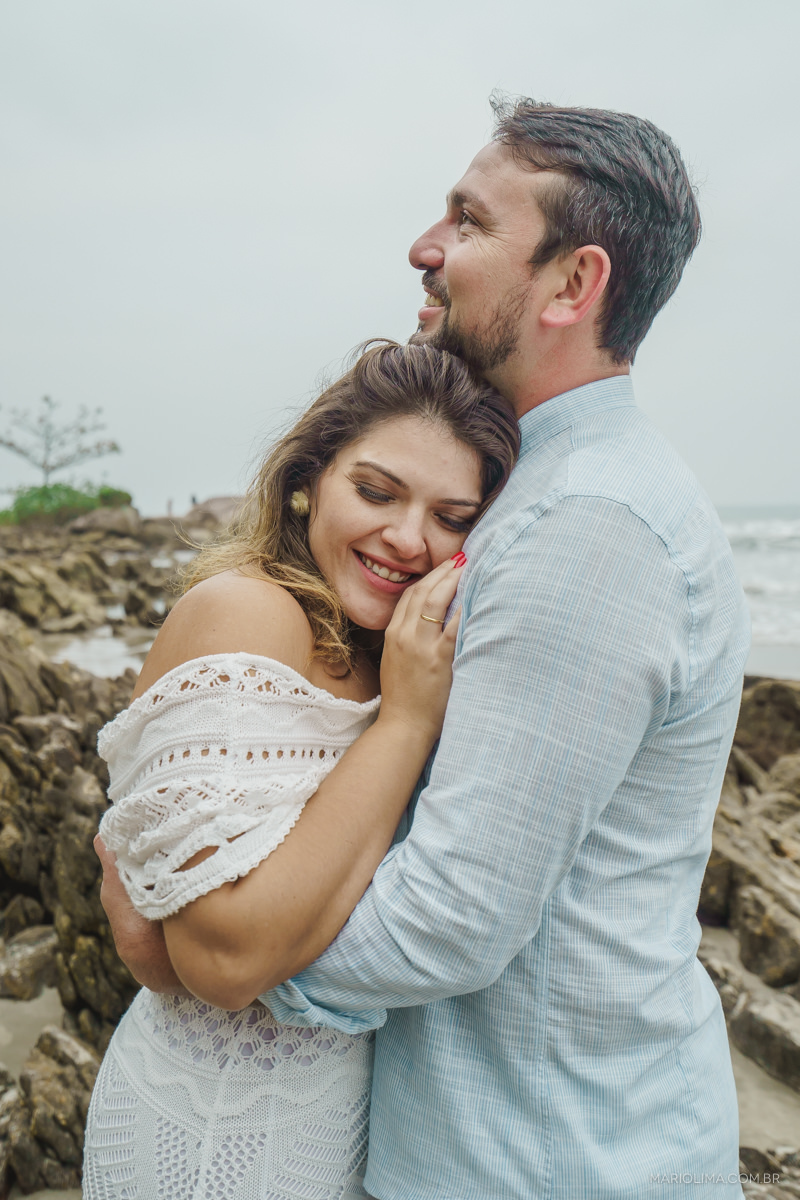 casal abraçado no ensaio pre casamento na praia