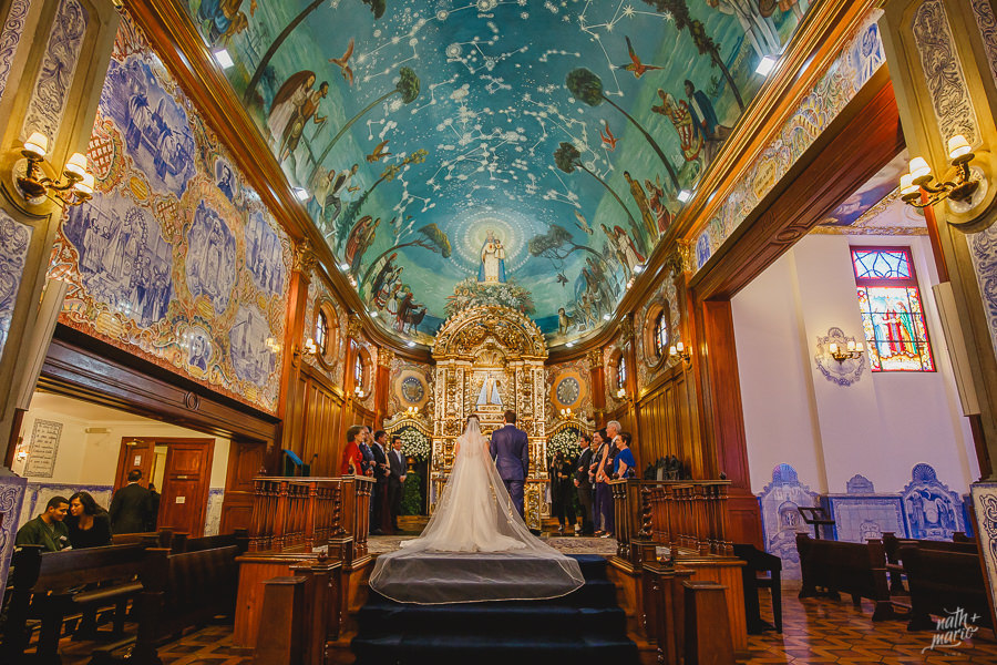 noivos no altar da igreja nossa senhora do brasil