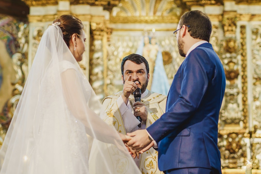 padre fazendo os votos para os noivos na igreja nossa senhora do brasil