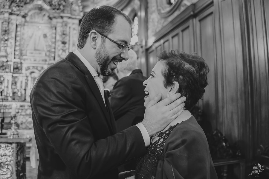 fotos do noivo abraçando a mãe emocionada no final da cerimonia na igreja nossa senhora do brasil
