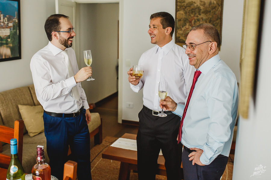 noivo pai e irmão brindando