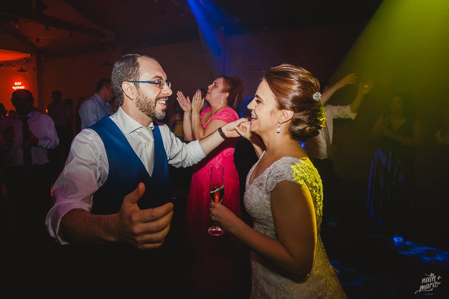 noivos pulando na festa do casamento no celeiro quintal