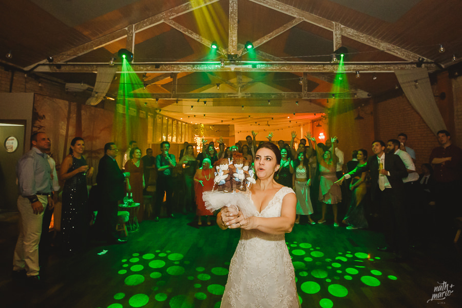 noiva jogando o buque no celeiro quintal