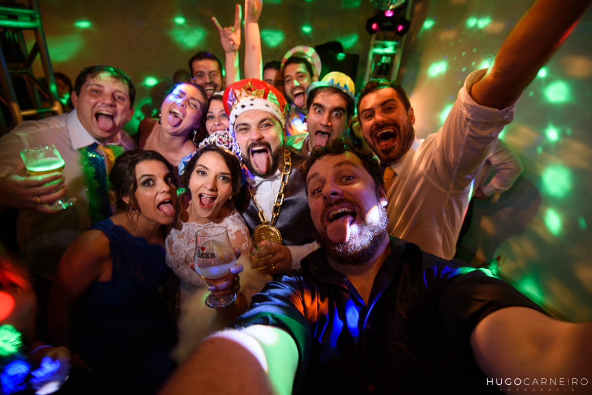 hugo carneiro dançando e comemorando com casal