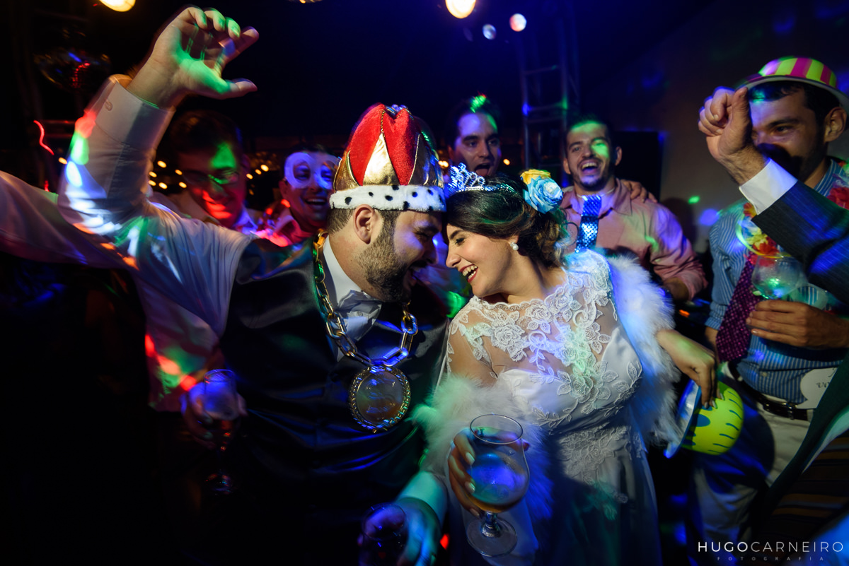 noivos na pista de dança