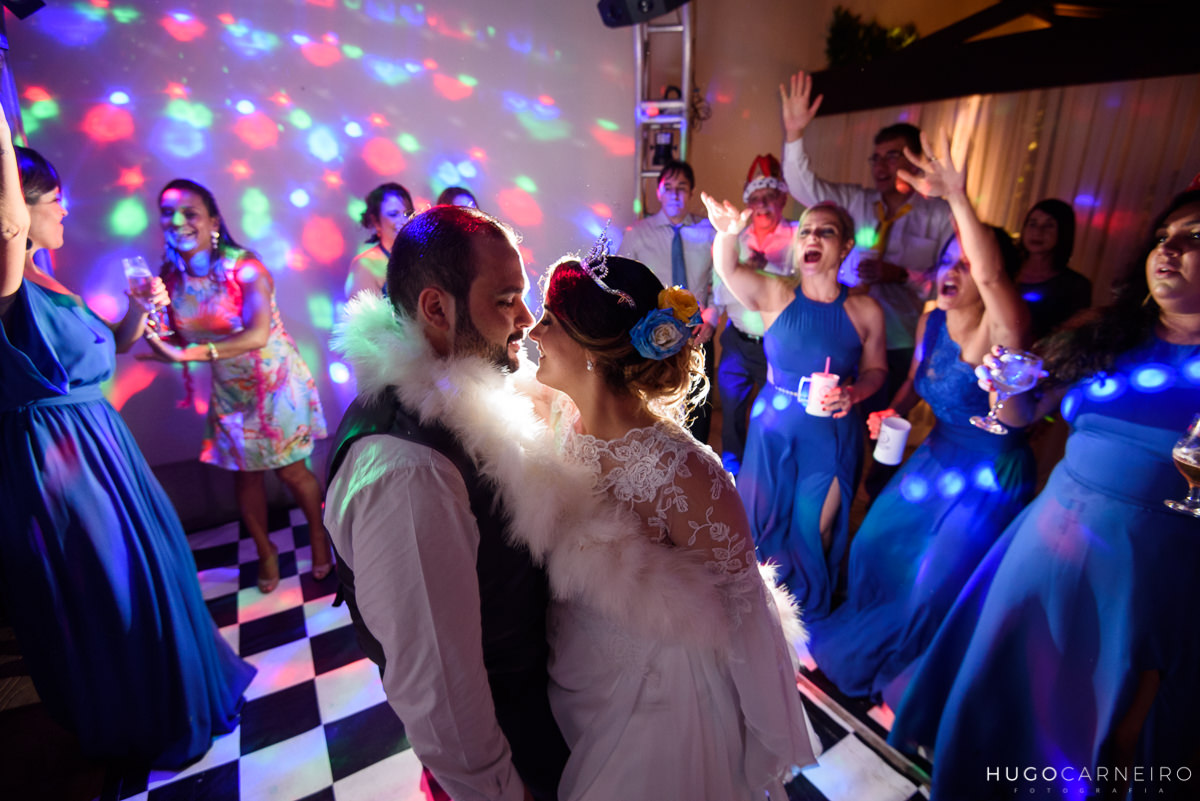 noivos na pista de dança