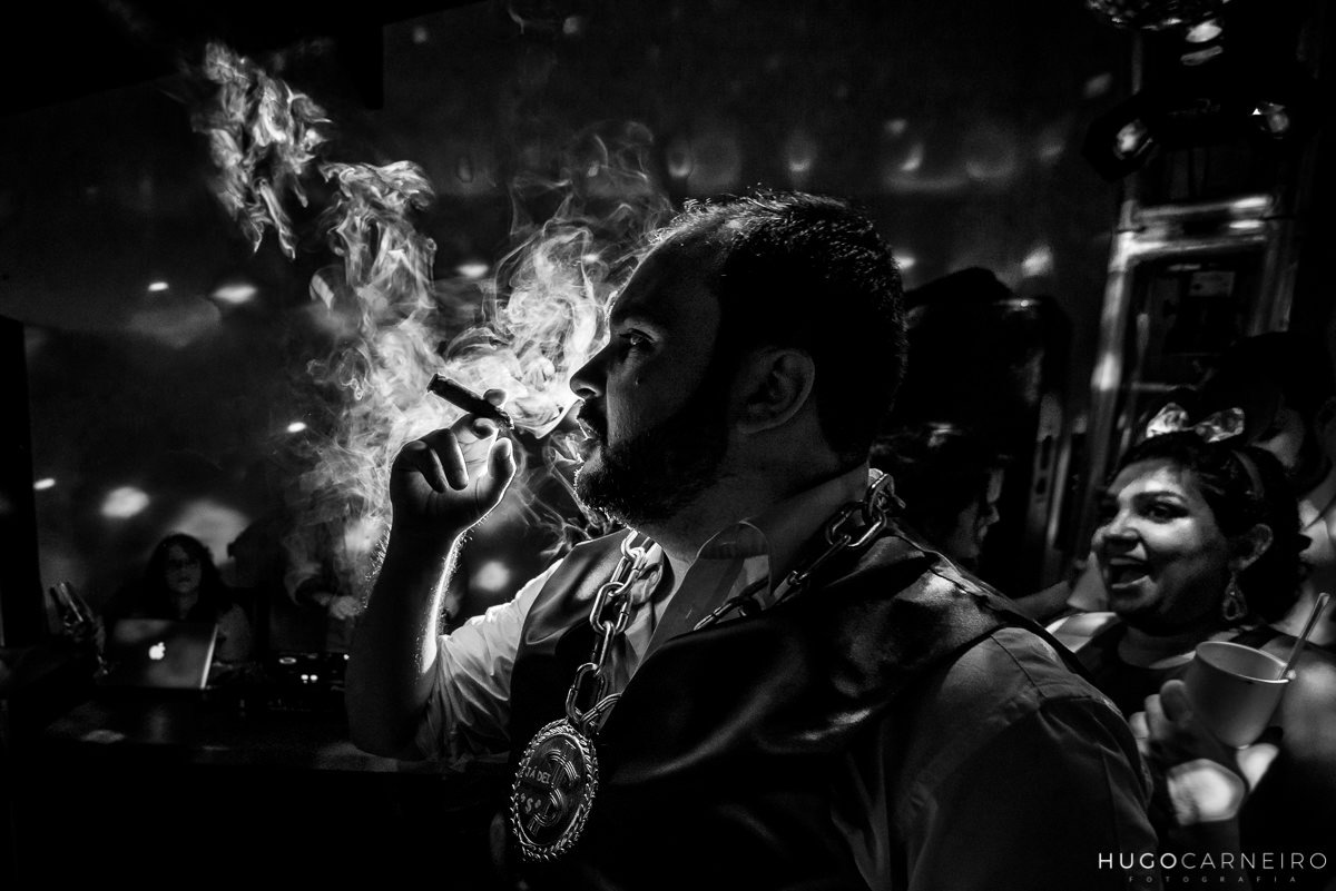 noivo fumando charuto