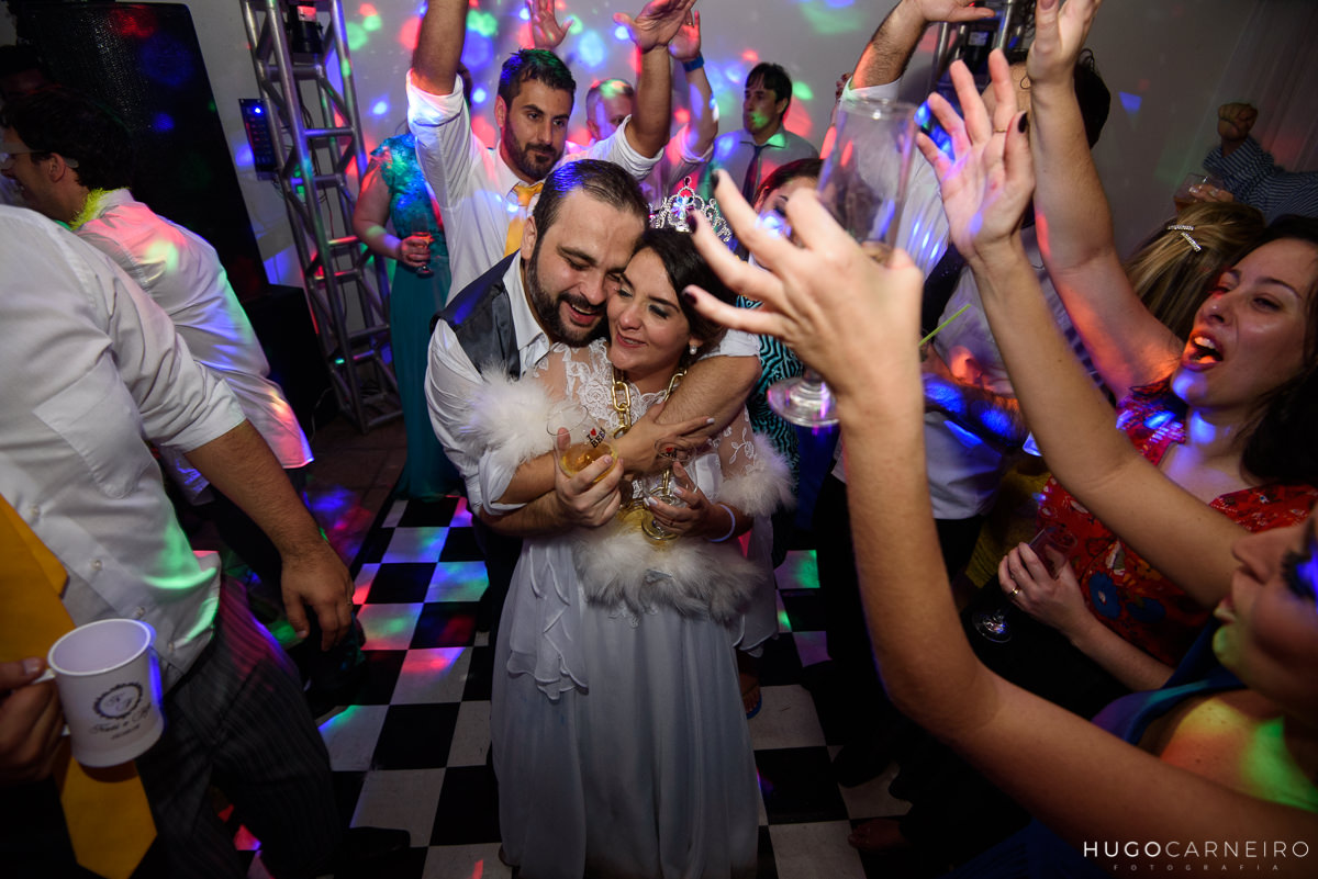 noivos na pista de dança