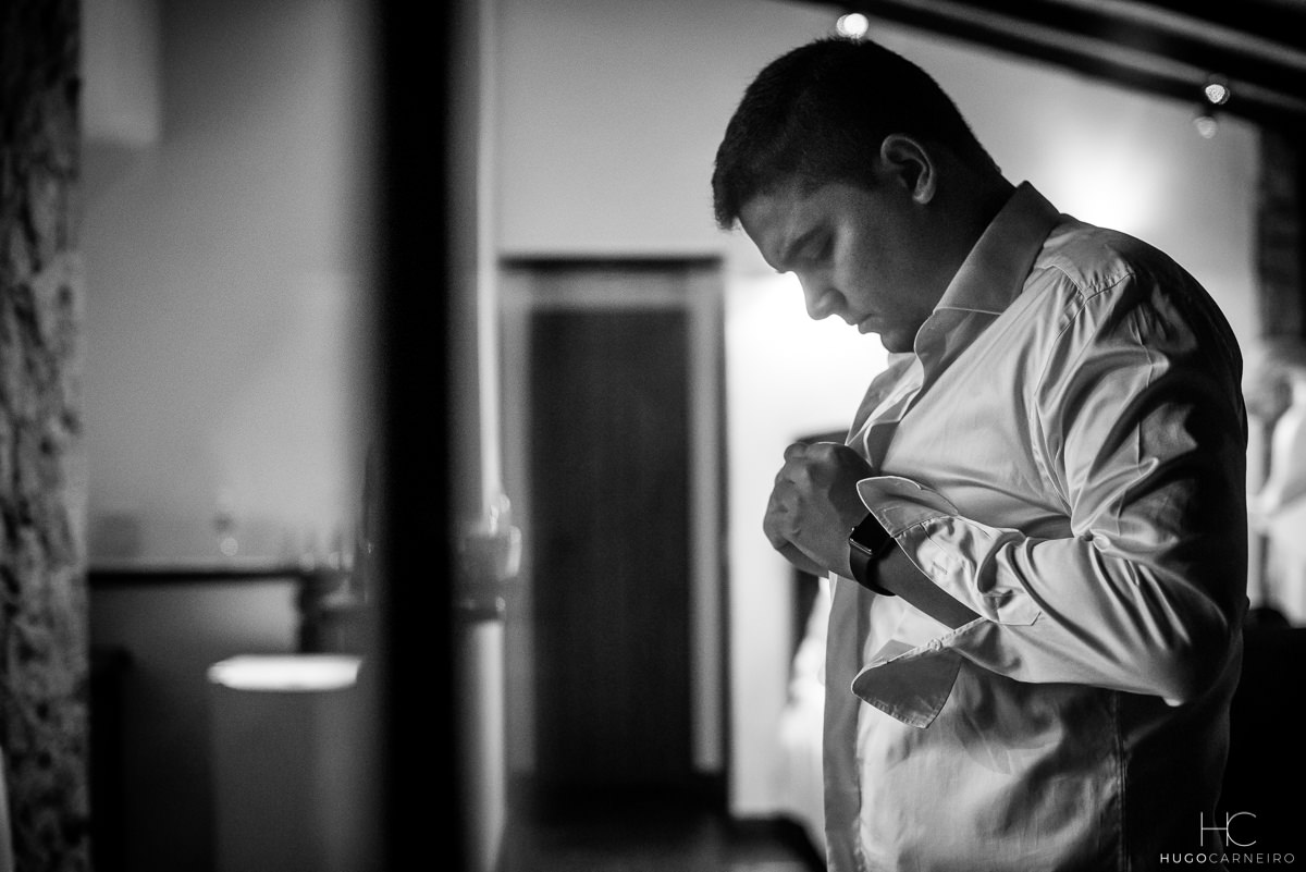 Noivo se arrumando