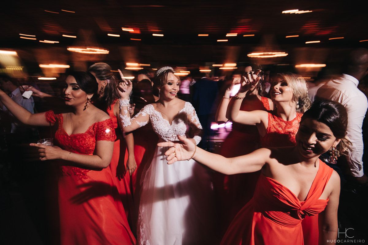 Noiva dançando com madrinhas