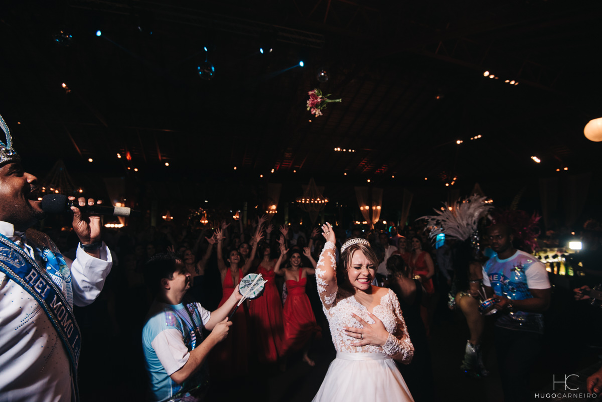 Noiva jogando o buquê