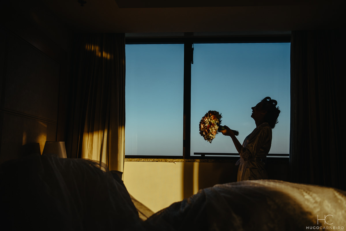 sulhueta de noiva com buquê