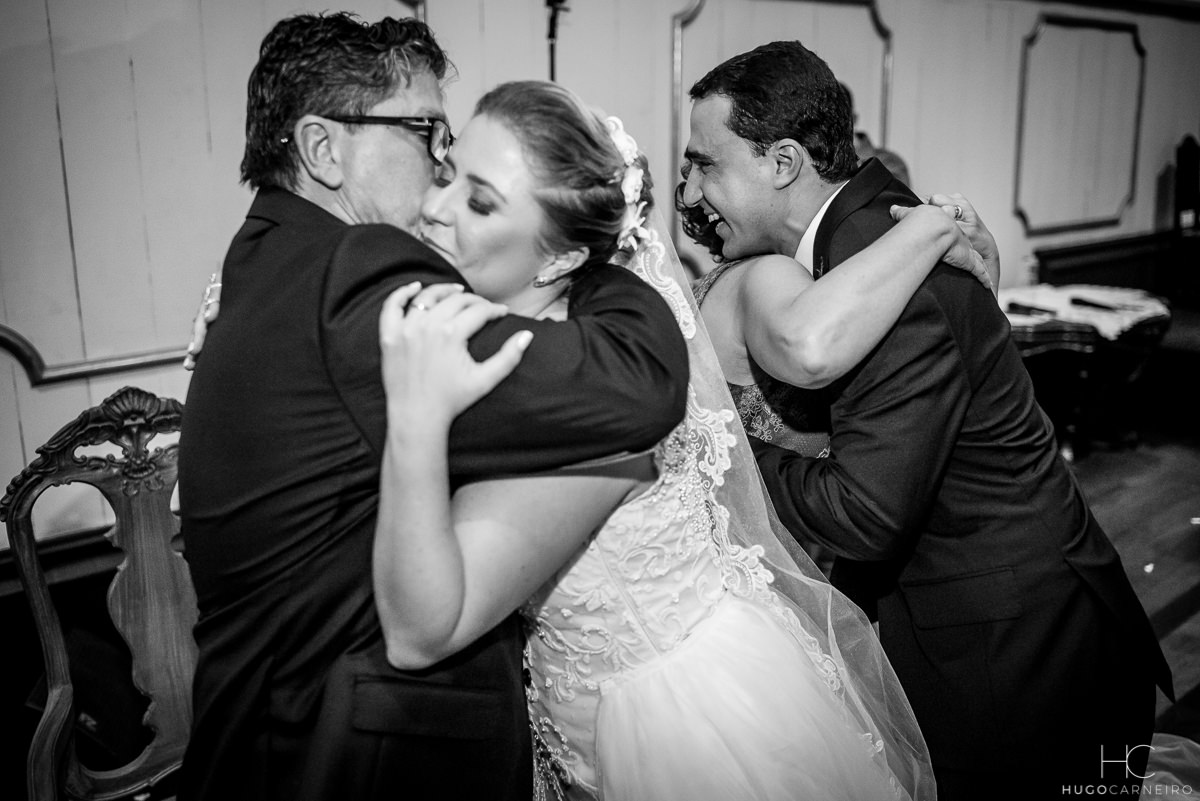 Noivos com os Pais no Altar