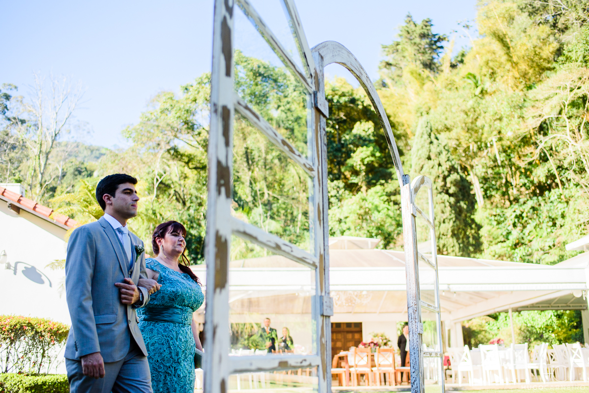 noivo entrando no altar