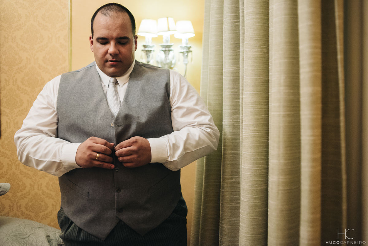 Noivo se arrumando