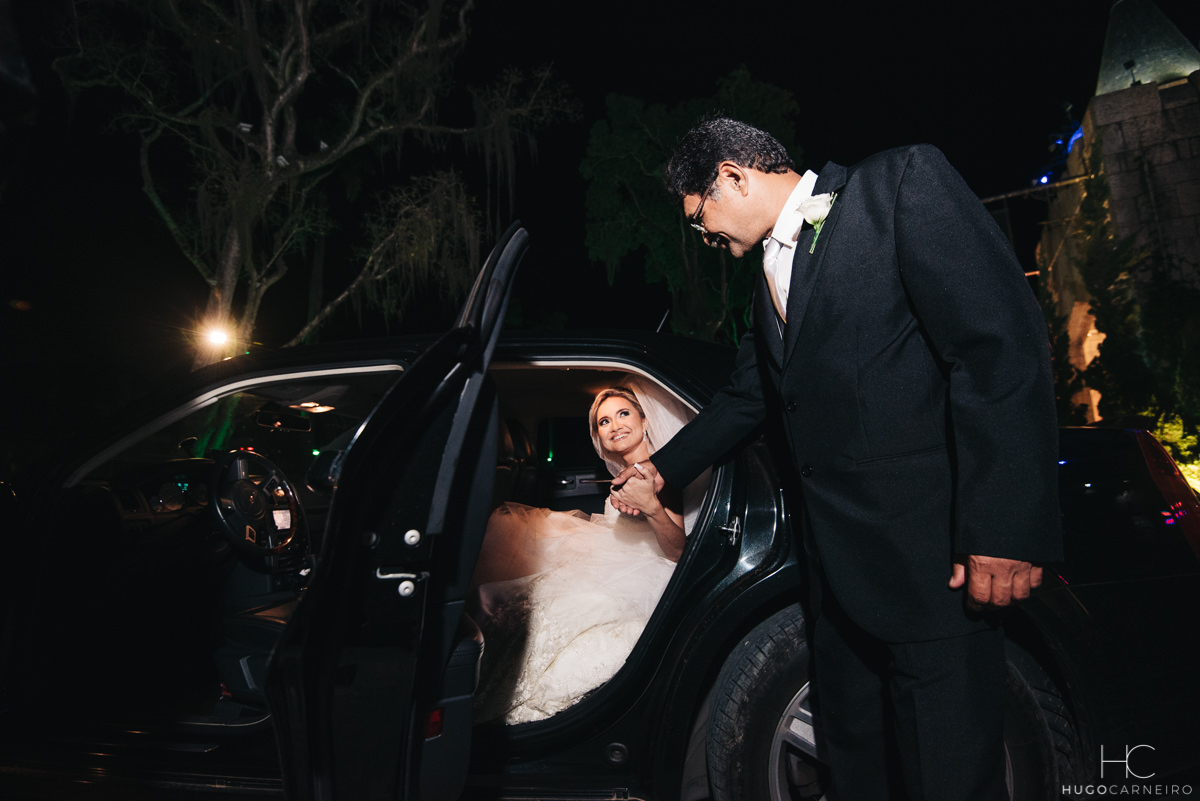 Noiva saindo do carro