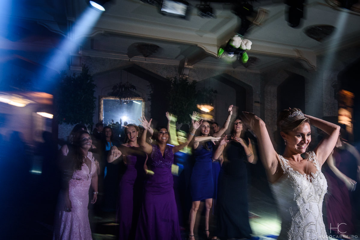 Noiva jogando buquê