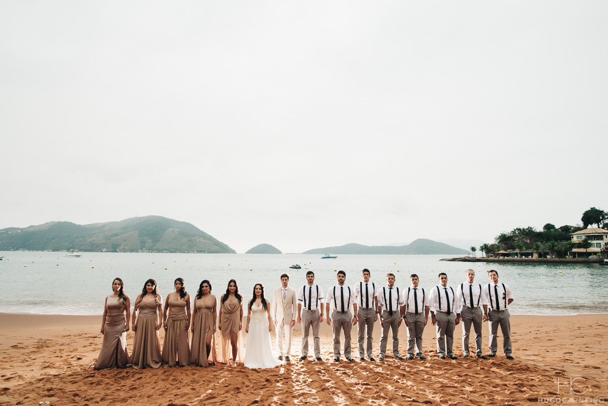 Noivos com padrinhos na praia