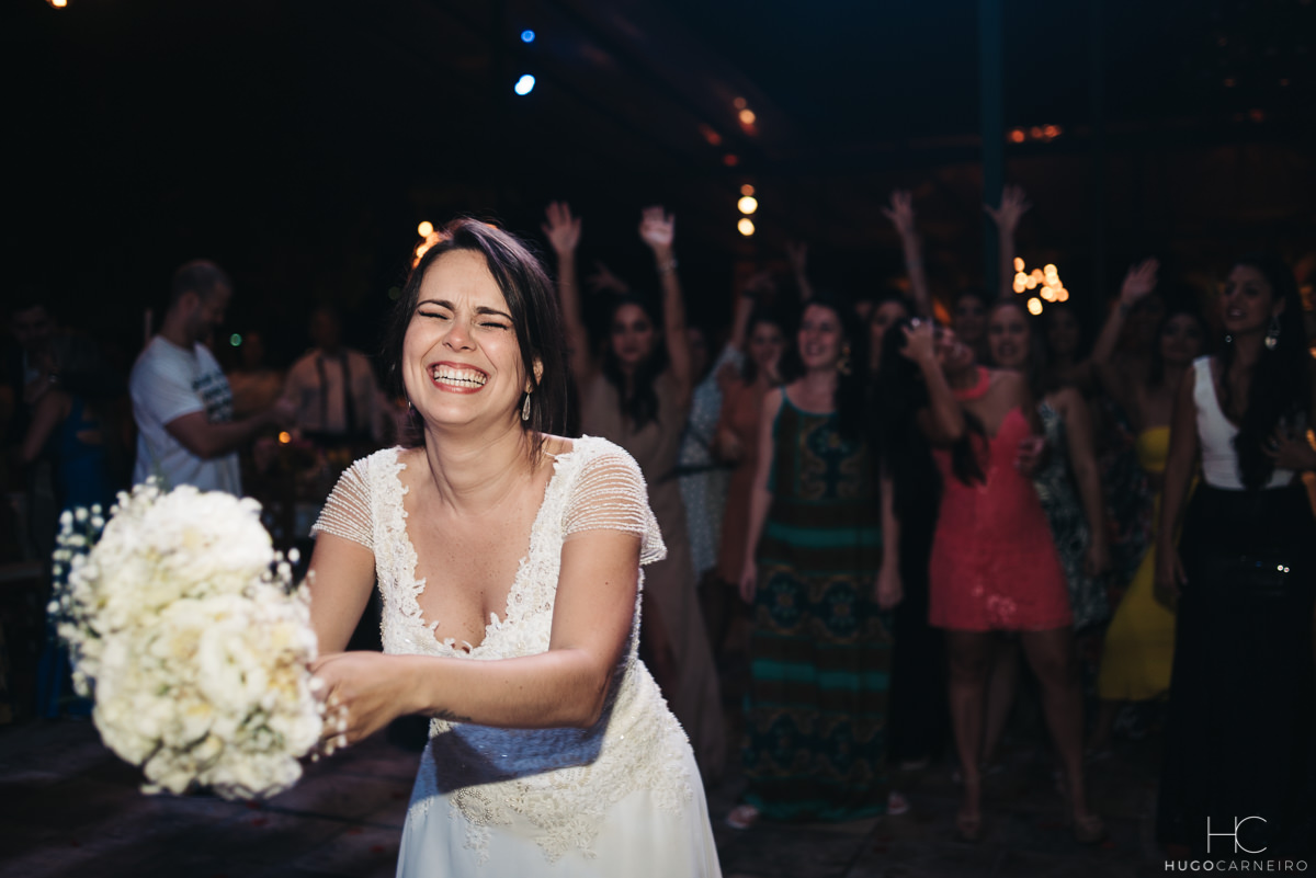 Noiva jogando o buquê