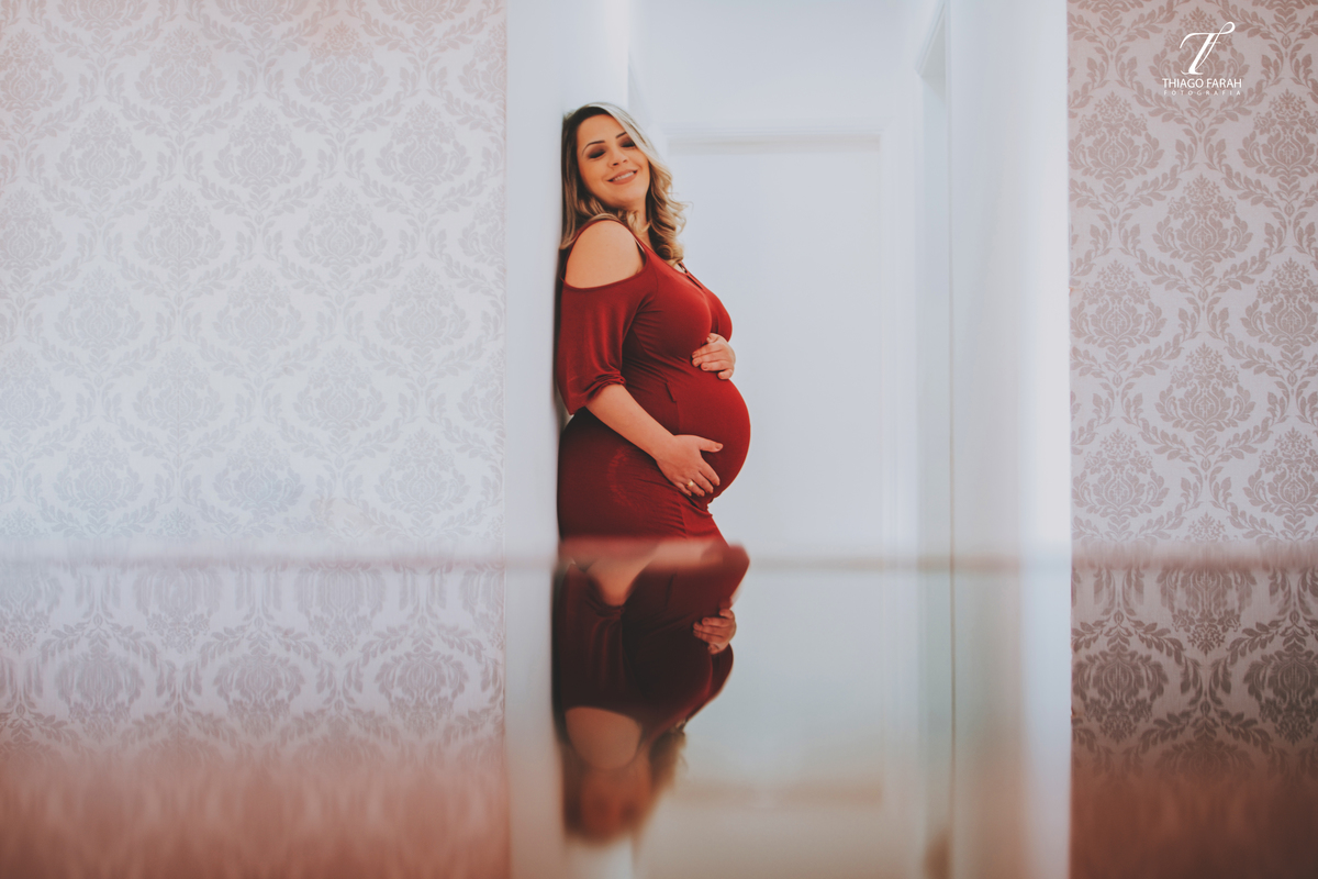 reflexo da gestante na mesa de jantar, ensaio lifestyle