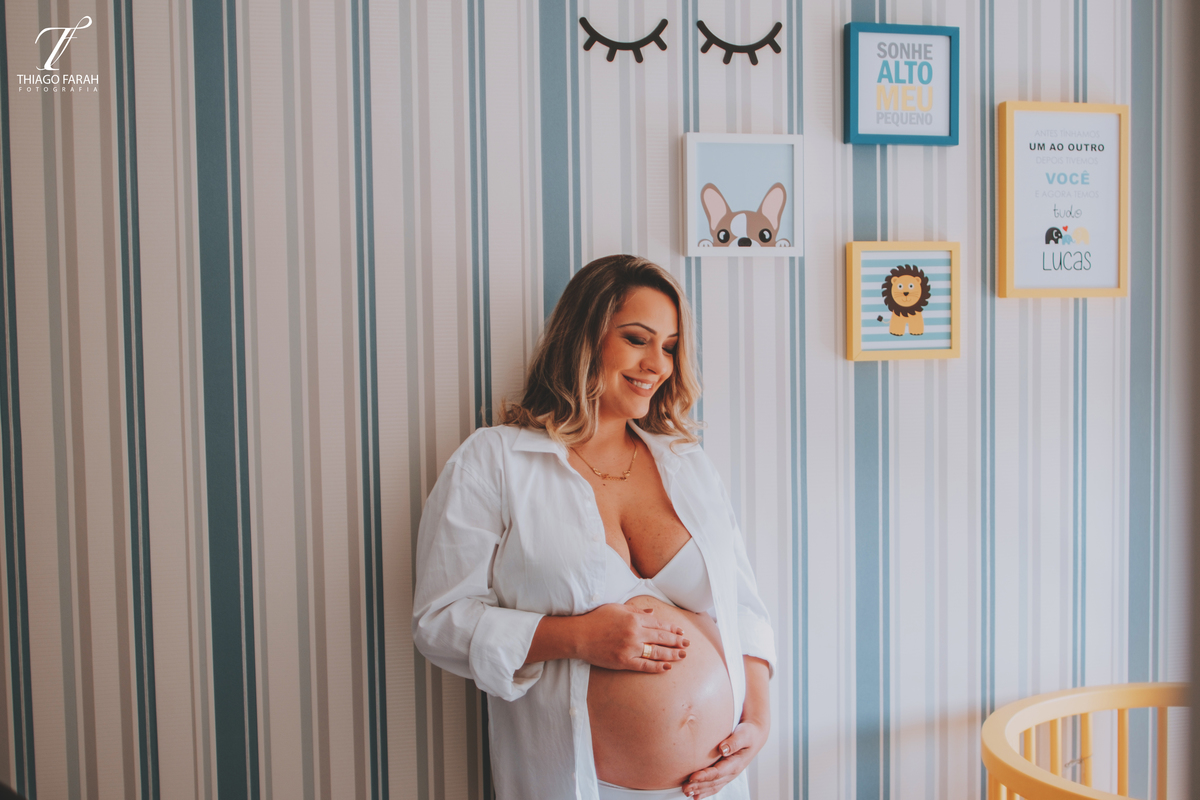 ensaio lifestyle, foto no quarto do bebe, azul e amarelo, 