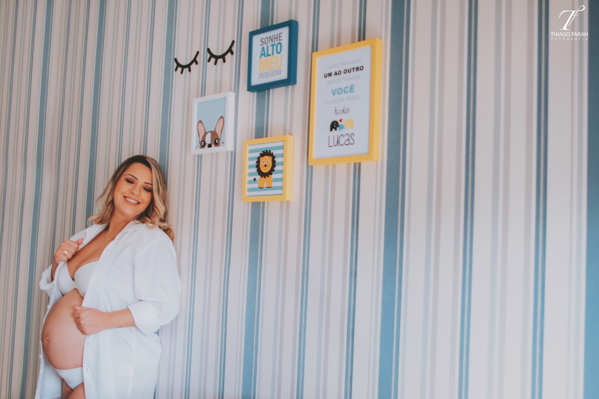 ensaio lifestyle, foto no quarto do bebe, azul e amarelo, 