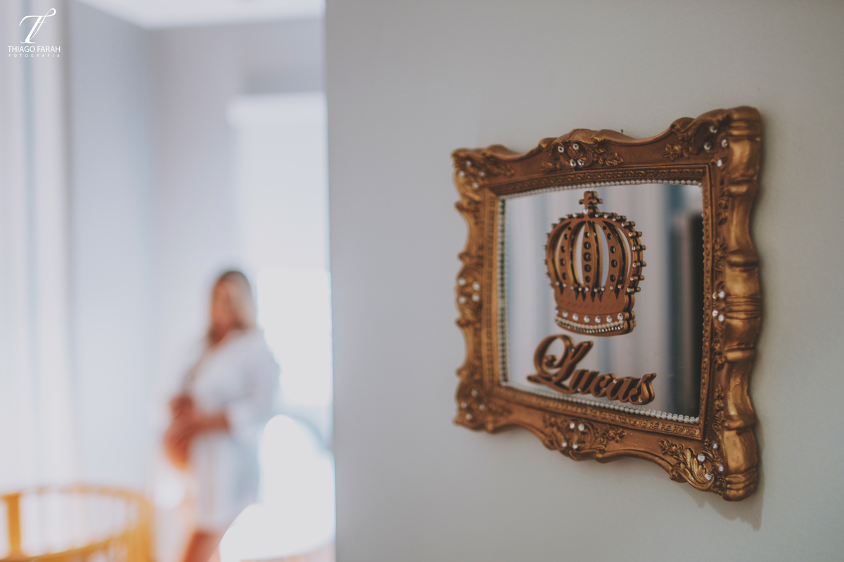 ensaio lifestyle, foto no quarto do bebe, azul e amarelo, placa de espelho com o nome do bebe.