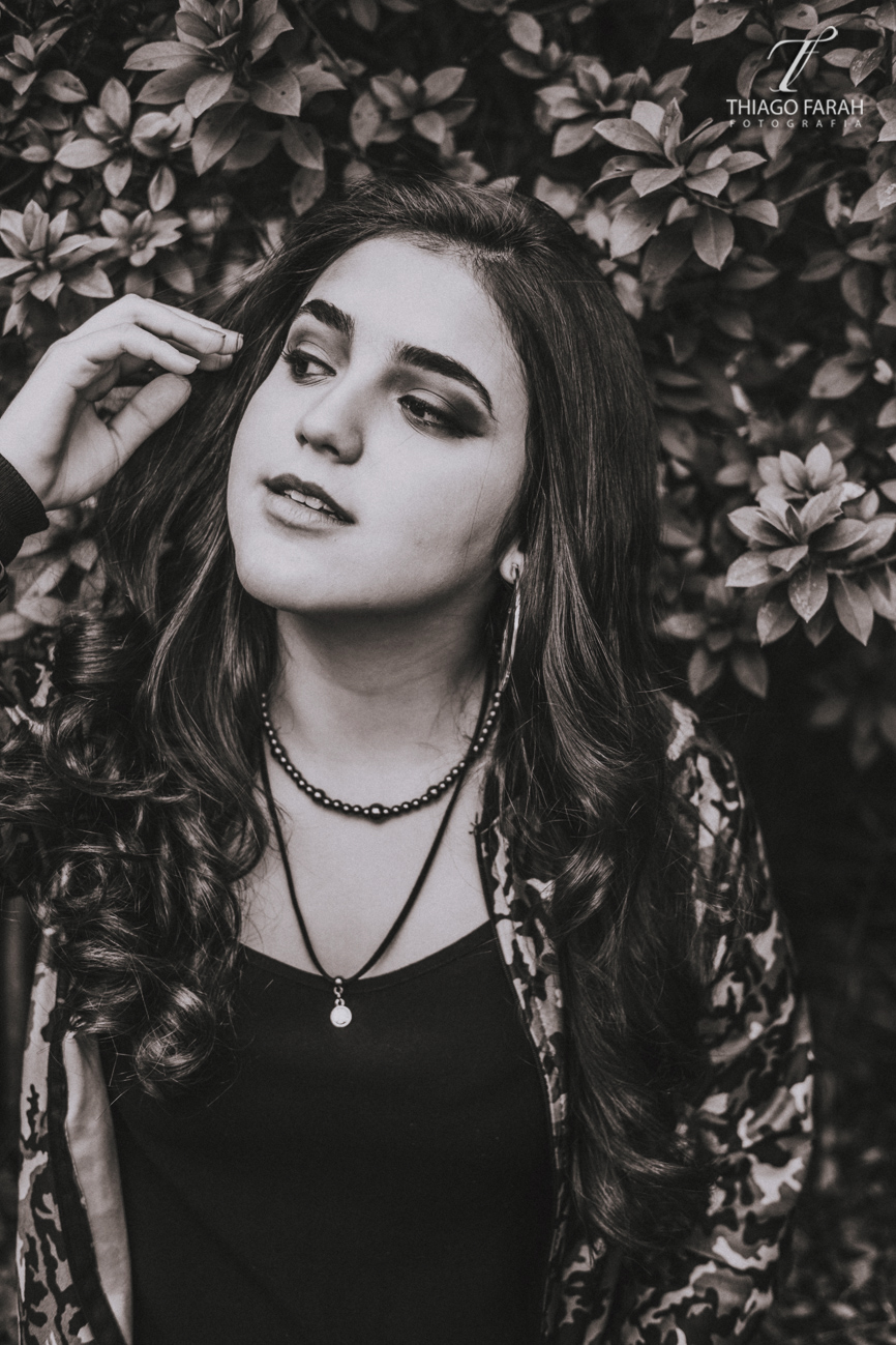 foto preto e branca, menina olhando para o lado, cabelos cacheados, ibirapuera
