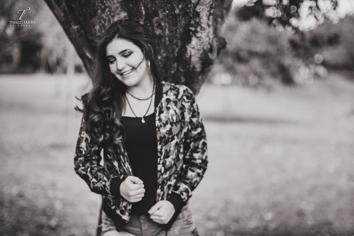 foto preto e branca, menina olhando para o lado, cabelos cacheados, ibirapuera, casaco manchado 