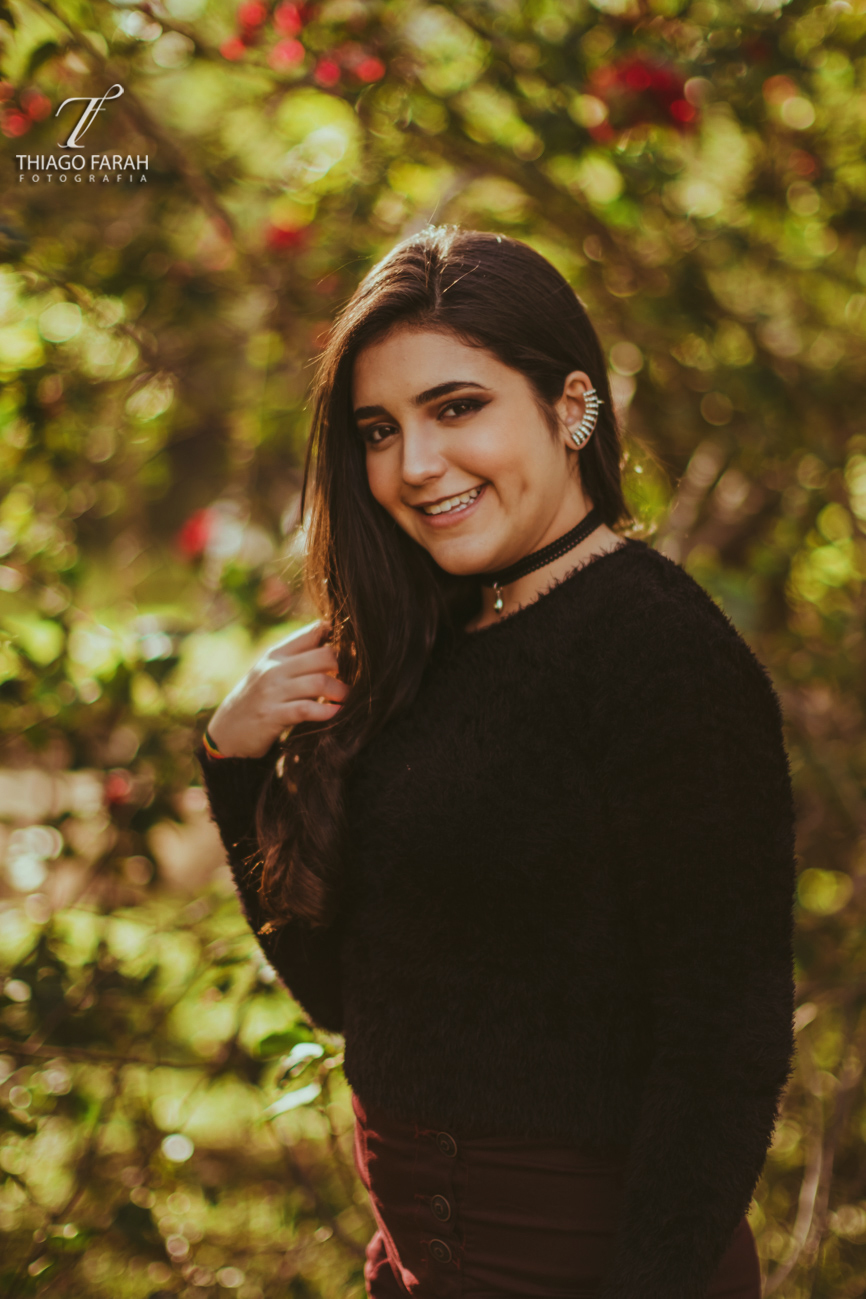 foto de ensaio externo, menina  sorrindo, no jardim, sol, colar, ibirapuera